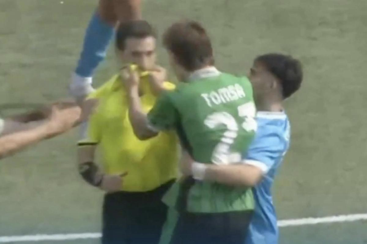 Internaționalul de juniori Troy Tomșa este eliminat și îi bagă mâinile în gât arbitrului