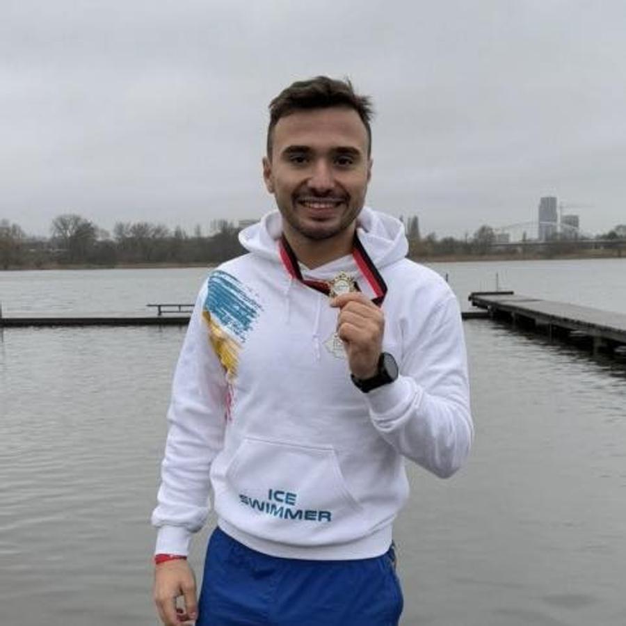 Cristian Tranulea, cu una dintre numeroasele sale medalii de aur în ice swiming împlinit // FOTO: Facebook Câștigător al Cupei Mondiale la înot în ape înghețate, Cristian Tranulea spune că „Mi-am atins visul, de acum trebuie să merg mai departe”