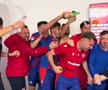 „Să plătiți telefoanele!” » I-au făcut antrenorului „baie de bere” după calificarea în play-off!