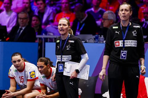 Helle Thomsen (mijloc), alături de Bojana Popovic (dreapta)/Foto: Imago Images
