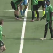 Internaționalul de juniori Troy Tomșa este eliminat și îi bagă mâinile în gât arbitrului