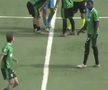 Internaționalul de juniori Troy Tomșa este eliminat și îi bagă mâinile în gât arbitrului