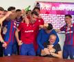 „Să plătiți telefoanele!” » I-au făcut antrenorului „baie de bere” după calificarea în play-off!