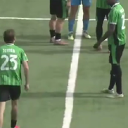 Internaționalul de juniori Troy Tomșa este eliminat și îi bagă mâinile în gât arbitrului
