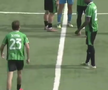 Internaționalul de juniori Troy Tomșa este eliminat și îi bagă mâinile în gât arbitrului