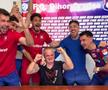 „Să plătiți telefoanele!” » I-au făcut antrenorului „baie de bere” după calificarea în play-off!
