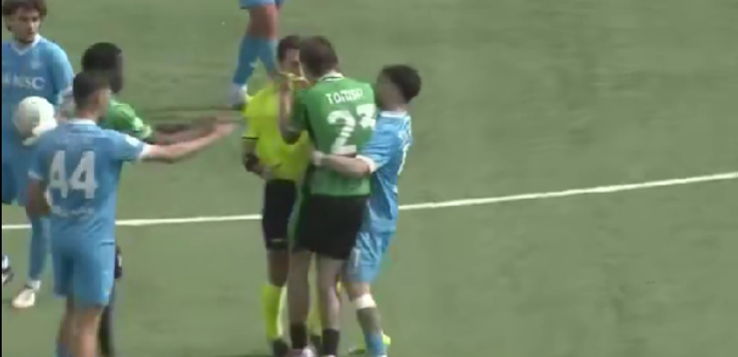 Internaționalul de juniori Troy Tomșa este eliminat și îi bagă mâinile în gât arbitrului