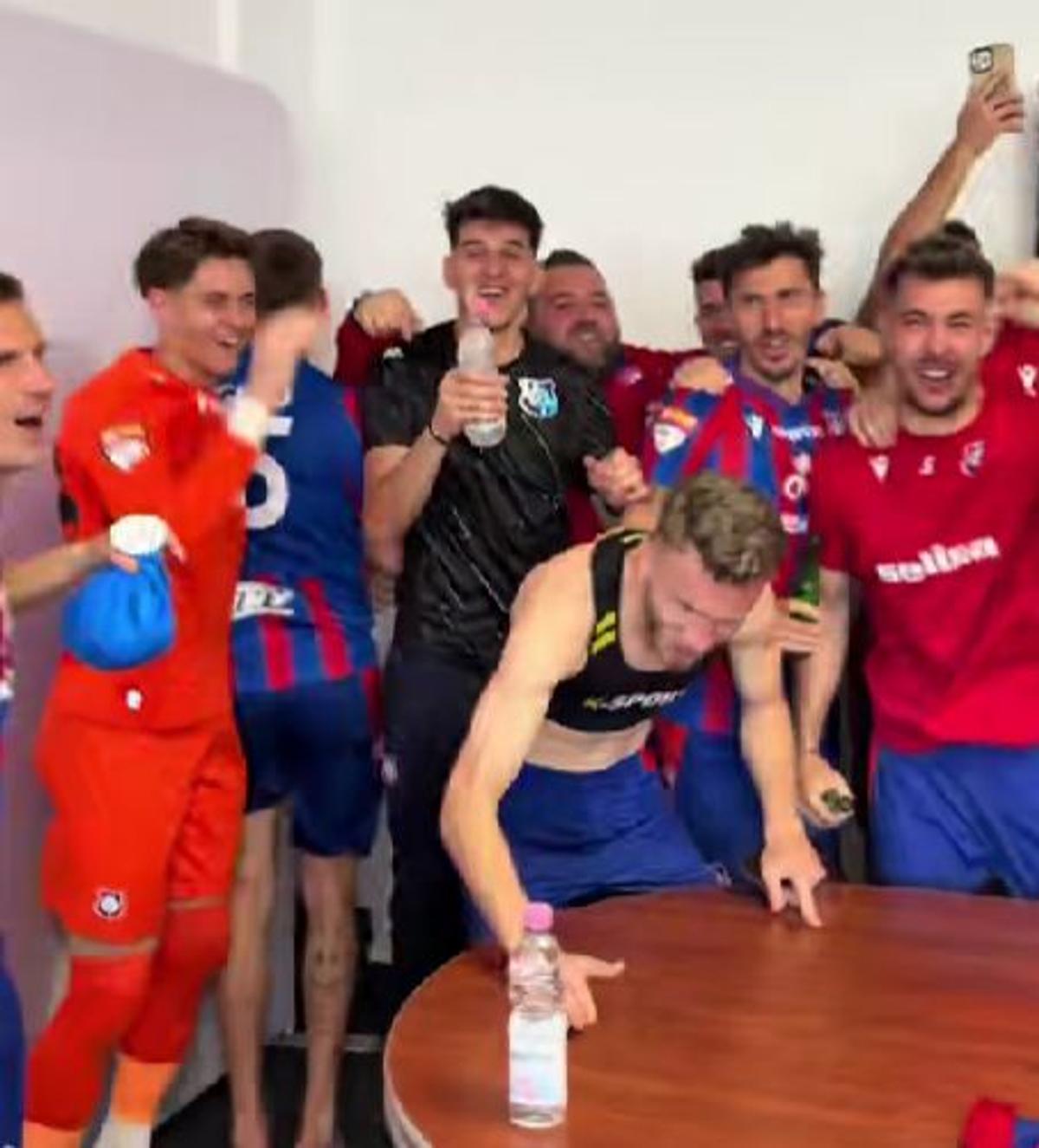 „Să plătiți telefoanele!” » I-au făcut antrenorului „baie de bere” după calificarea în play-off!