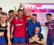 „Să plătiți telefoanele!” » I-au făcut antrenorului „baie de bere” după calificarea în play-off!