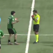 Internaționalul de juniori Troy Tomșa este eliminat și îi bagă mâinile în gât arbitrului