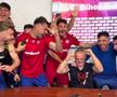 „Să plătiți telefoanele!” » I-au făcut antrenorului „baie de bere” după calificarea în play-off!