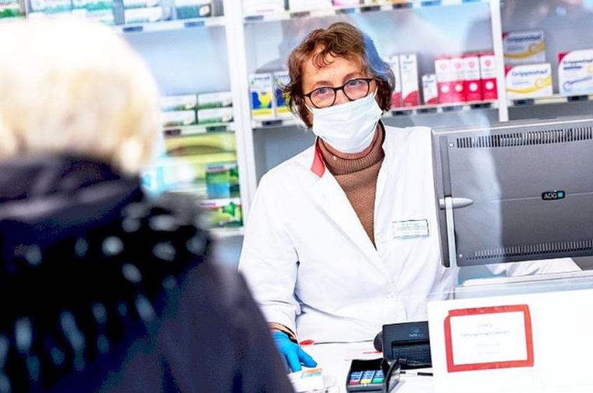 Purtarea de măști în spațiile publice a devenit obligatorie în Bacău // sursă foto Guliver/gettyimages