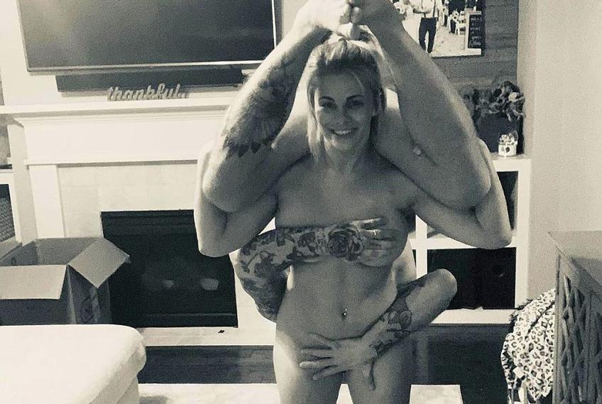 Paige VanZant se distrează în izolare cu soțul ei, Austin Vanderford.
