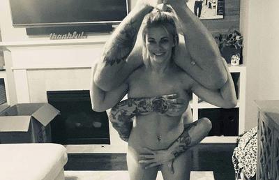 IMAGINI CONTROVERSATE. Luptătoarea-model Paige VanZant și soțul ei au postat poze nud din izolare: „Se numește artă, n-ați înțelege”