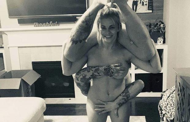 IMAGINI CONTROVERSATE. Luptătoarea-model Paige VanZant și soțul ei au postat poze nud din izolare: „Se numește artă, n-ați înțelege”
