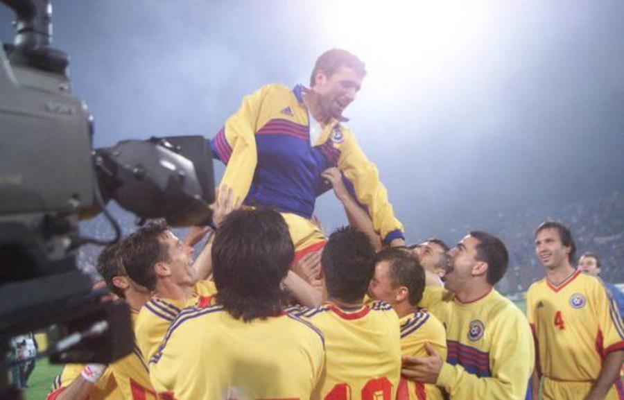 Ștefan Nanu, primul din stânga, și ceilalți tricolori îl poartă pe brațe pe Hagi după victoria cu Ungaria din 1999 „Părinții mei aveau darul beției. Se trezeau noaptea și se băteau” » Mărturia zguduitoare a lui Ștefan Nanu: „Plecam plângând, mâncam o varză cu sare pe weekend”