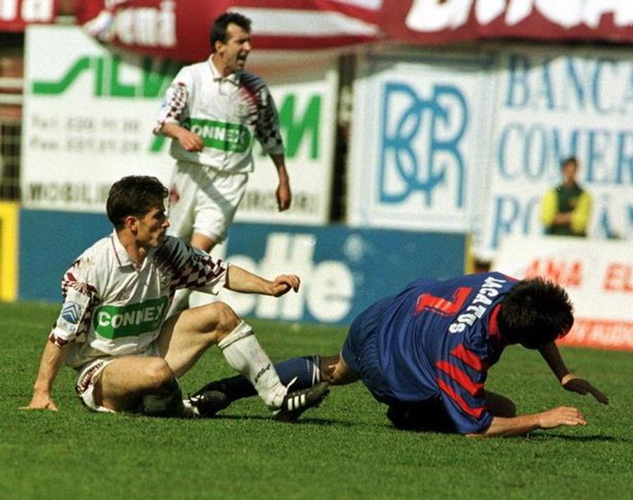 Ștefan Nanu, într-un duel aspru cu Marius Lăcătuș. Imagine dintr-un derby Rapid - Steaua, la finele anilor 90 „Părinții mei aveau darul beției. Se trezeau noaptea și se băteau” » Mărturia zguduitoare a lui Ștefan Nanu: „Plecam plângând, mâncam o varză cu sare pe weekend”
