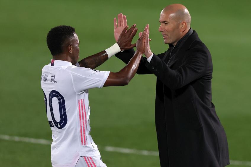 Zinedine Zidane sărbătorește unul dintre golurile reușite de Junior Vinicius. FOTO: Guliver/Getty Images