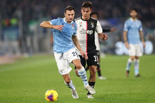 Ștefan Radu (34 de ani) într-un duel cu Dybala FOTO Imago