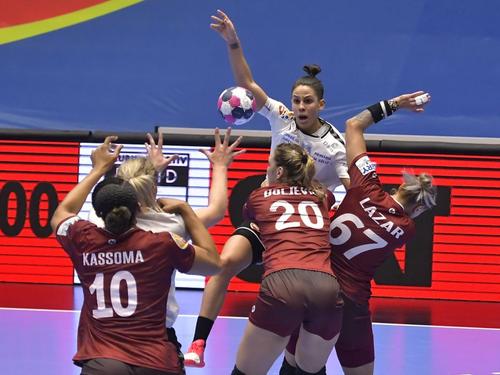 Fraga Fernandez și pivotul Maren Aardahl în luptă cu trei giuleștence, Kassoma, Boljevici și Ștefania Lazăr FOTO sportpictures.eu