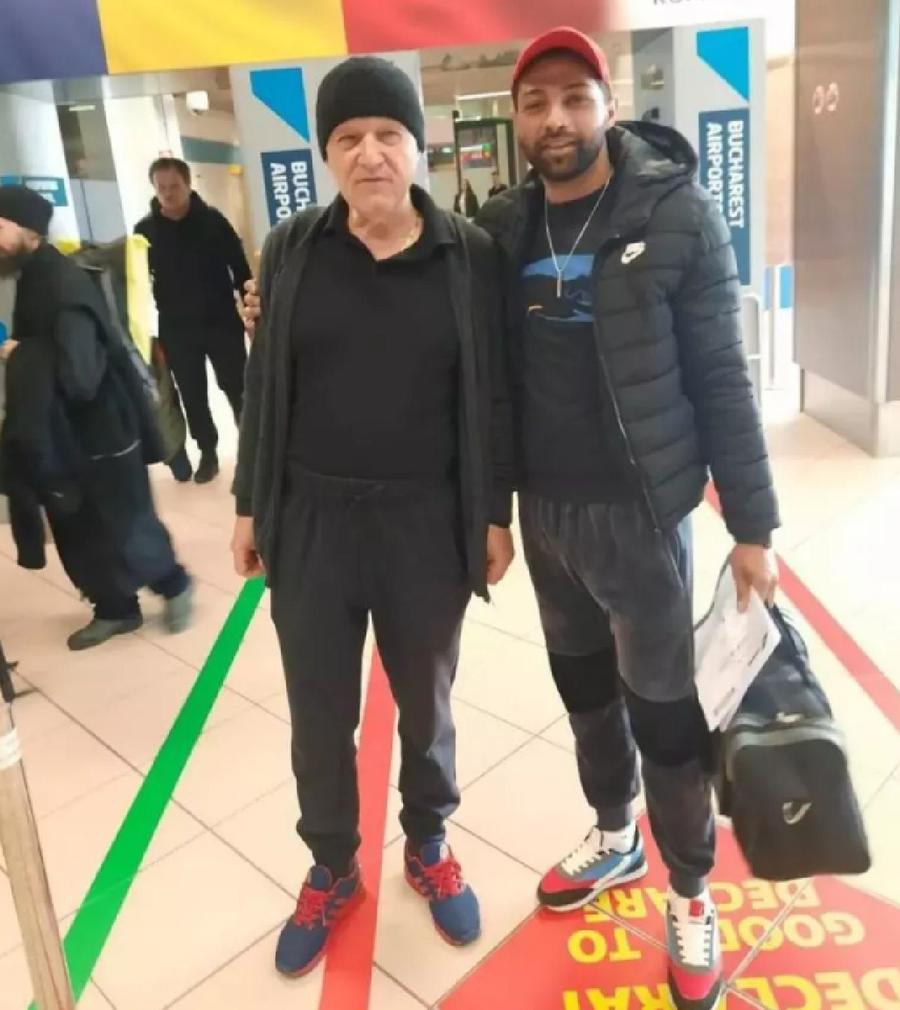 „Gigi Style” » Becali, fotografiat pe aeroport, înainte de plecarea la Muntele Athos: „Mi-a dat 200 de euro, să am pentru copii”