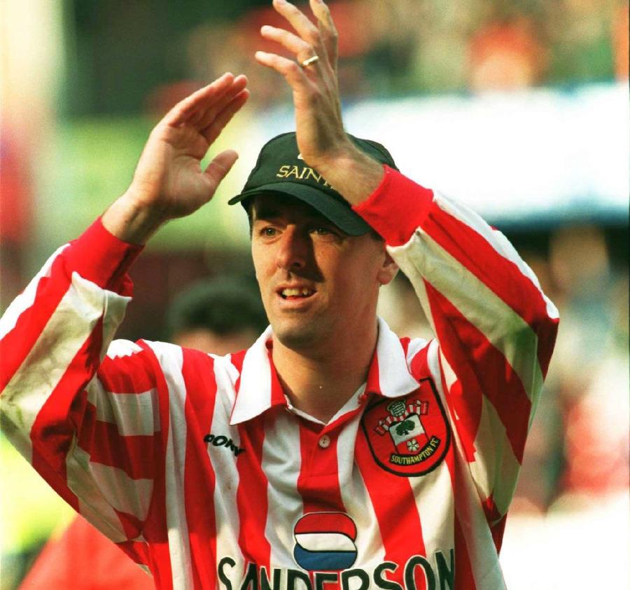 Le Tissier, în tricoul lui Southampton / Sursă foto: Guliver/Getty Images OUT din Premier League, după ce a distribuit conspirații legate de masacrul din Bucha: „Părăsesc clubul meu iubit, dar îmi mențin părerea”