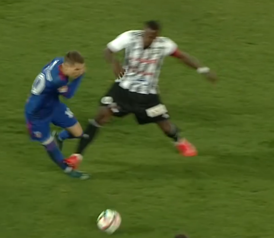 Captură TV @Digi Sport 1 Fault brutal în U Cluj - CSA Steaua » Decizia arbitrului, inexplicabilă