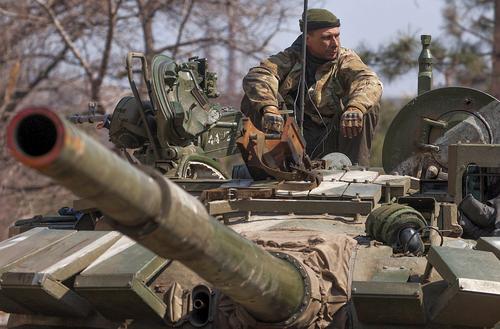 Milția Republicii Donețk a împânzit străzile din Mariupol // FOTO: Imago