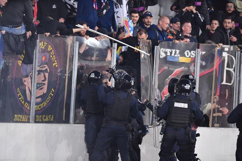 Incidente la pauza meciului U Cluj - CSA Steaua, când gazdele conduceau cu 1-0.