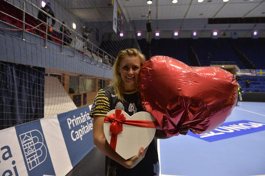 Isabelle Gullden și cadourile primite de la fanii // FOTO: Cristi Preda Unde și de ce a dispărut CSM București? » Culisele prăbușirii clubului care primește 4 milioane de euro de la Primăria București
