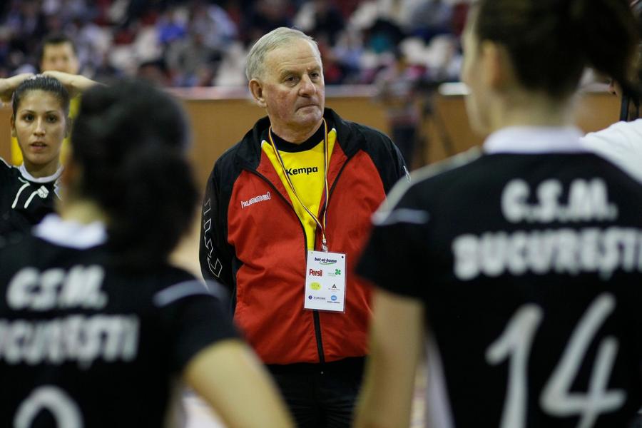 Antrenorul Vasile Mărgulescu alături de jucătoarele de la CSM București în 2010 // FOTO Raed Krishan Unde și de ce a dispărut CSM București? » Culisele prăbușirii clubului care primește 4 milioane de euro de la Primăria București
