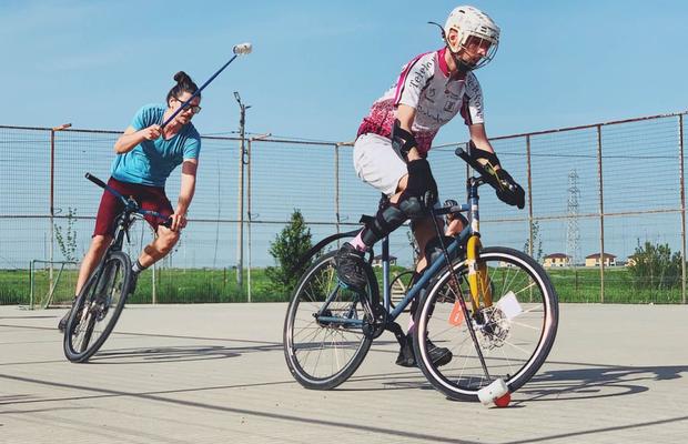 Ce este „Bike polo”, sportul inedit cu „mingea la rece” și o notorietate în creștere în România » Regulile, explicate azi la GSP Live