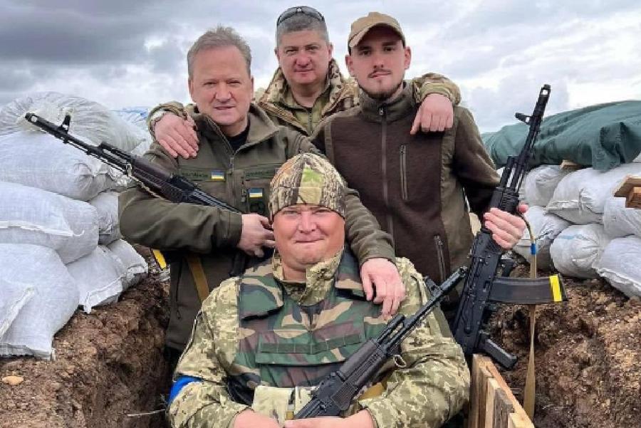 Igor Belanov, în stânga, pe front în războiul din Ucraina Balonul de Aur cu arma în mână