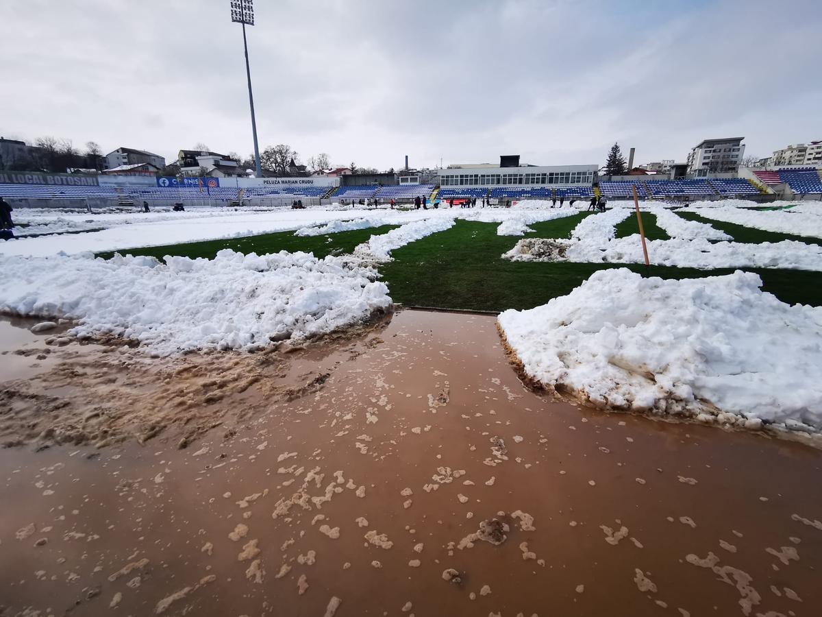 Se lucrează de zor la deszăpezirea stadionului echipei din play-out: „30 de deținuți sunt aici de la primele ore”