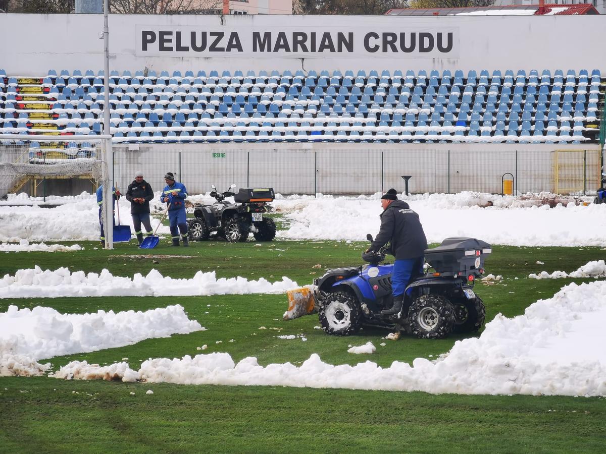 Se lucrează de zor la deszăpezirea stadionului echipei din play-out: „30 de deținuți sunt aici de la primele ore”