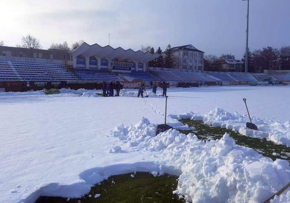 Se lucrează de zor la deszăpezirea stadionului echipei din play-out: „30 de deținuți sunt aici de la primele ore”