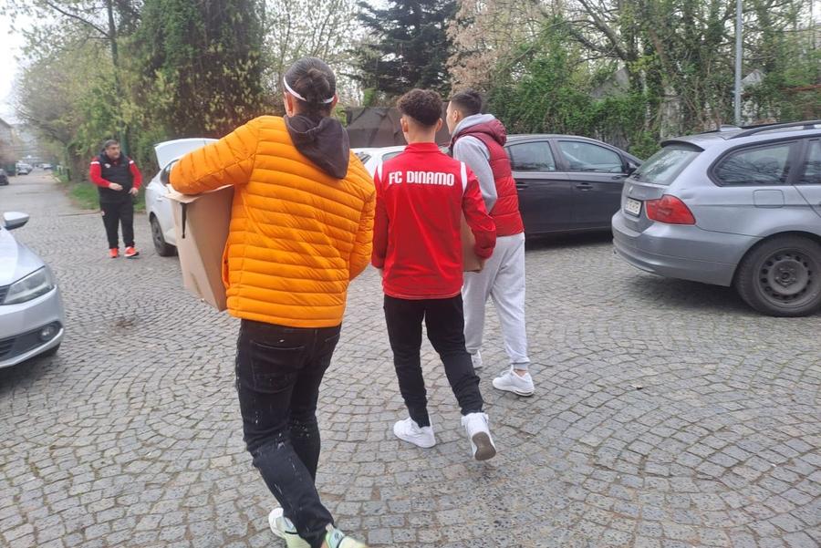 Juniorii cărând cutiile cu noul echipament Gloria dinamovistă trage un semnal de alarmă: „Aici s-a rupt filmul!”