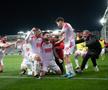 Dinamo a învins-o pe Oțelul, scor 3-0, în runda cu numărul 3 din play-off-ul ligii secunde. Elevii lui Ovidiu Burcă au sărbătorit victoria alături de galerie.
