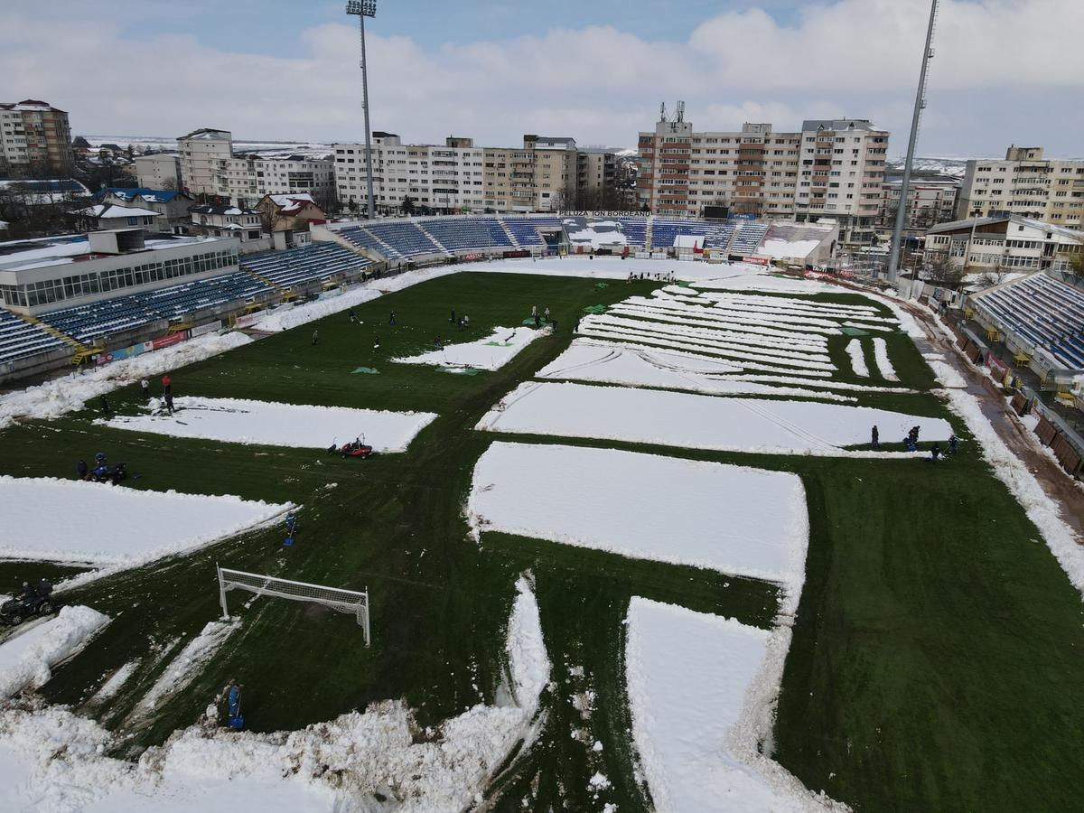 Se lucrează de zor la deszăpezirea stadionului echipei din play-out: „30 de deținuți sunt aici de la primele ore”