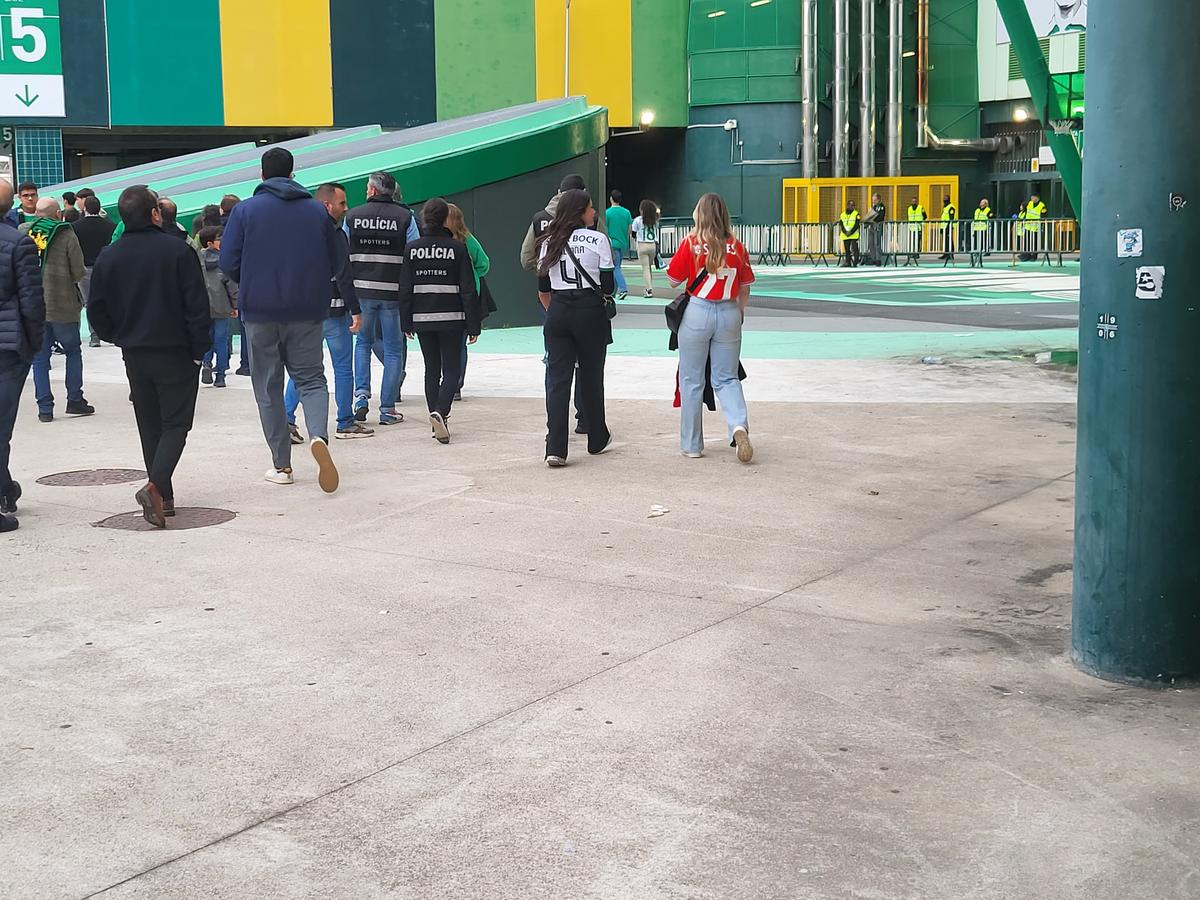 Gazeta a asistat la Sporting - Benfica, derby-ul de titlu din Portugalia »  Cum arată Lisabona într-o zi de derby: baruri pline și zero incidente