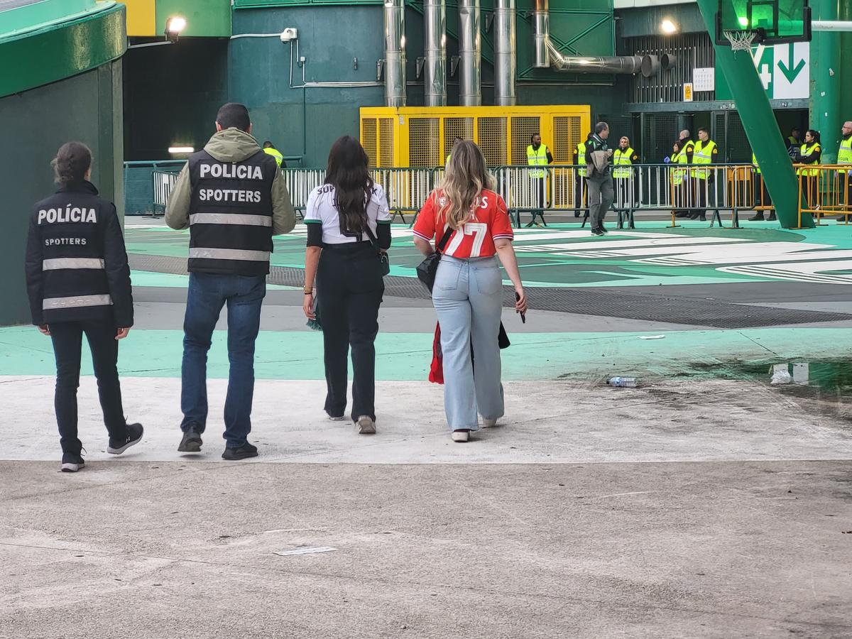 Gazeta a asistat la Sporting - Benfica, derby-ul de titlu din Portugalia »  Cum arată Lisabona într-o zi de derby: baruri pline și zero incidente