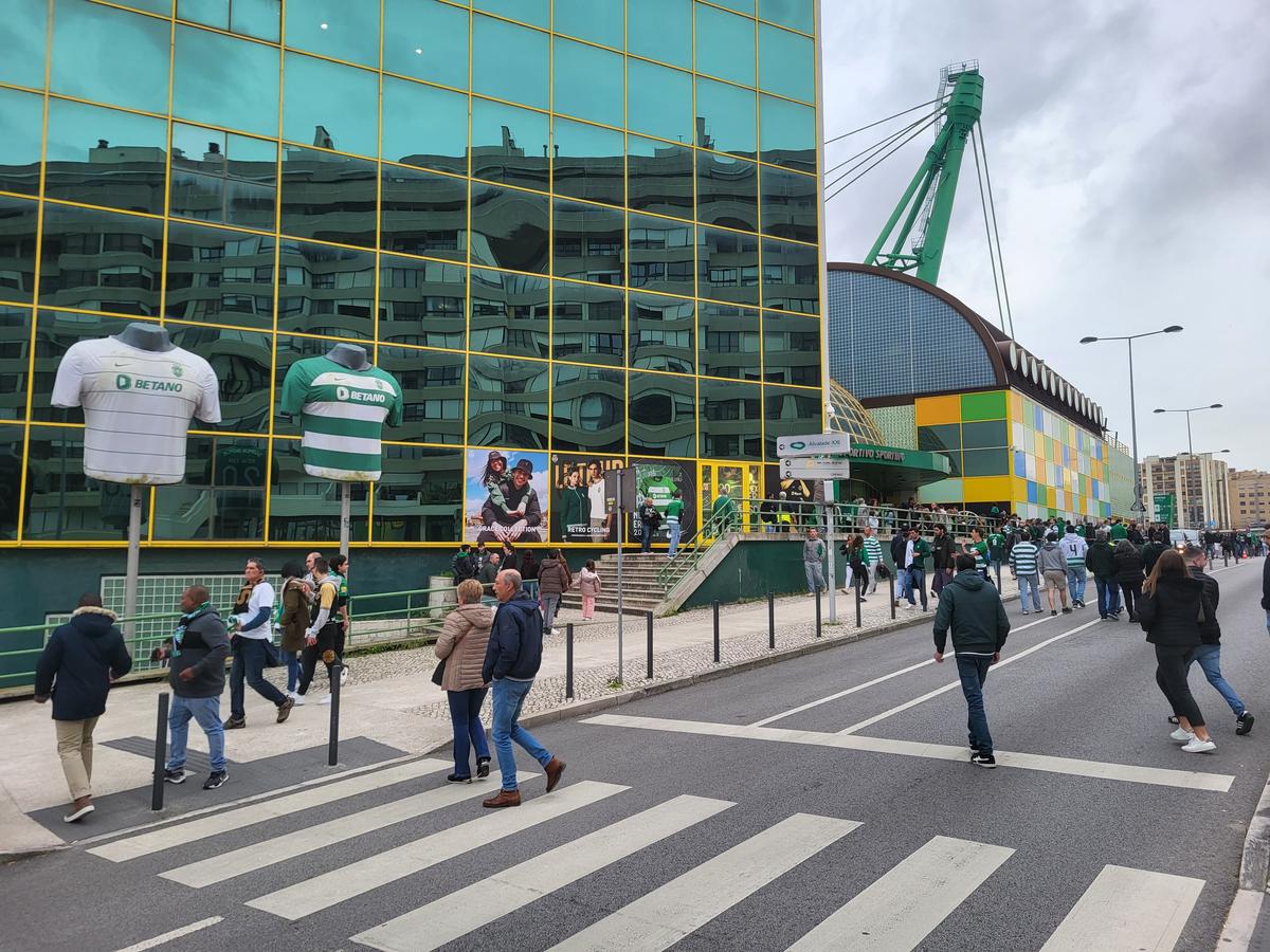 Gazeta a asistat la Sporting - Benfica, derby-ul de titlu din Portugalia »  Cum arată Lisabona într-o zi de derby: baruri pline și zero incidente