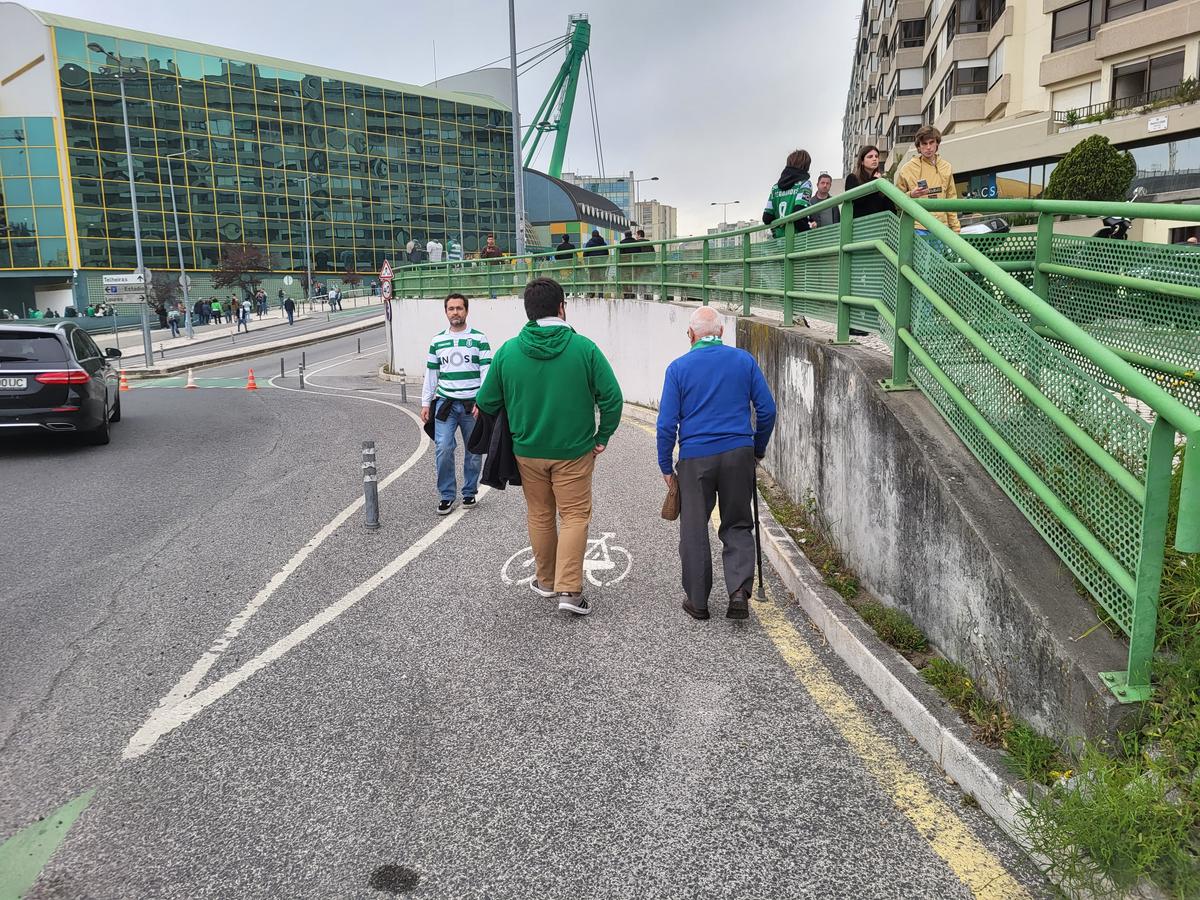 Gazeta a asistat la Sporting - Benfica, derby-ul de titlu din Portugalia »  Cum arată Lisabona într-o zi de derby: baruri pline și zero incidente