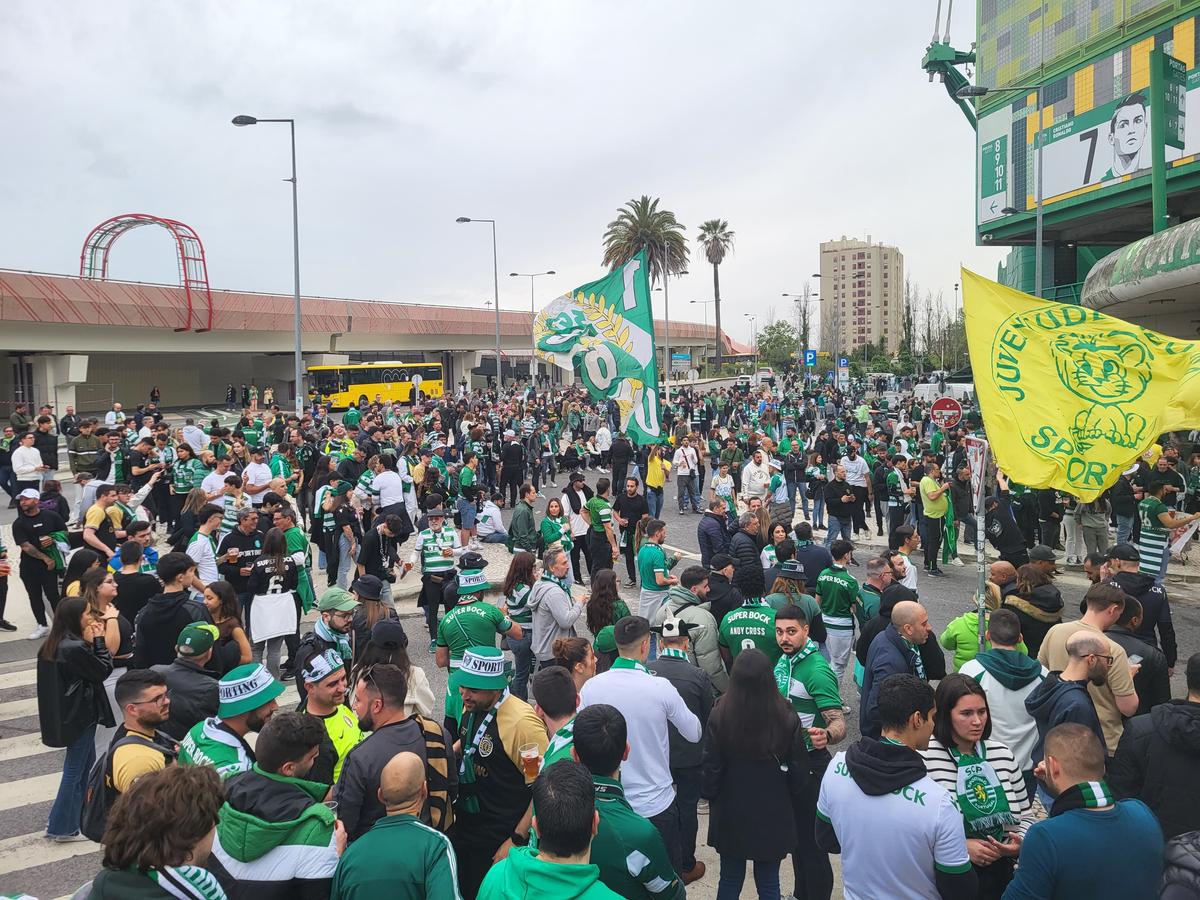 Gazeta a asistat la Sporting - Benfica, derby-ul de titlu din Portugalia »  Cum arată Lisabona într-o zi de derby: baruri pline și zero incidente