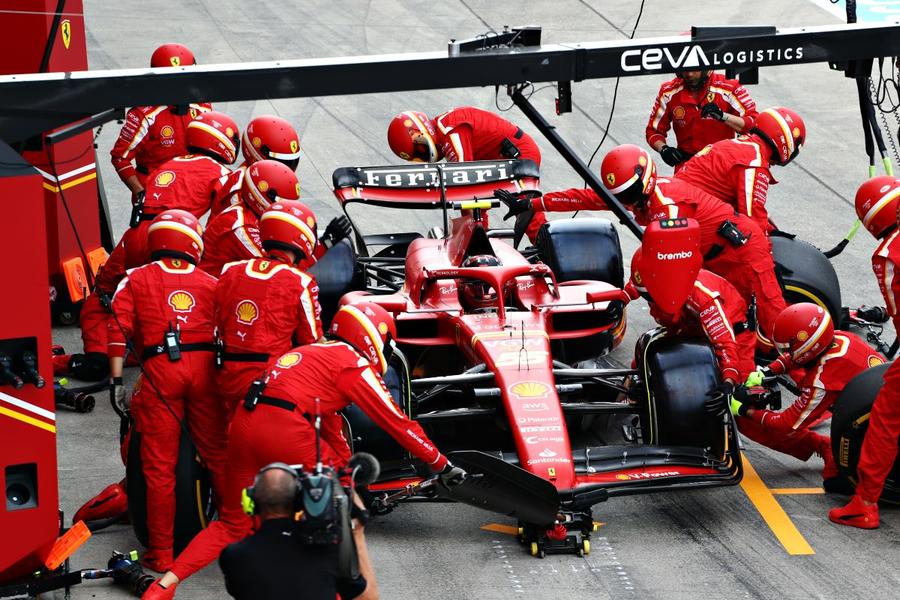 Carlos Sainz la boxe în timpul MP al Japoniei Foto: Guliver/GettyImages Max Verstappen, după victoria în Japonia: „Știți că a fost un mic sughiț în cursa trecută, acum suntem iar în top”