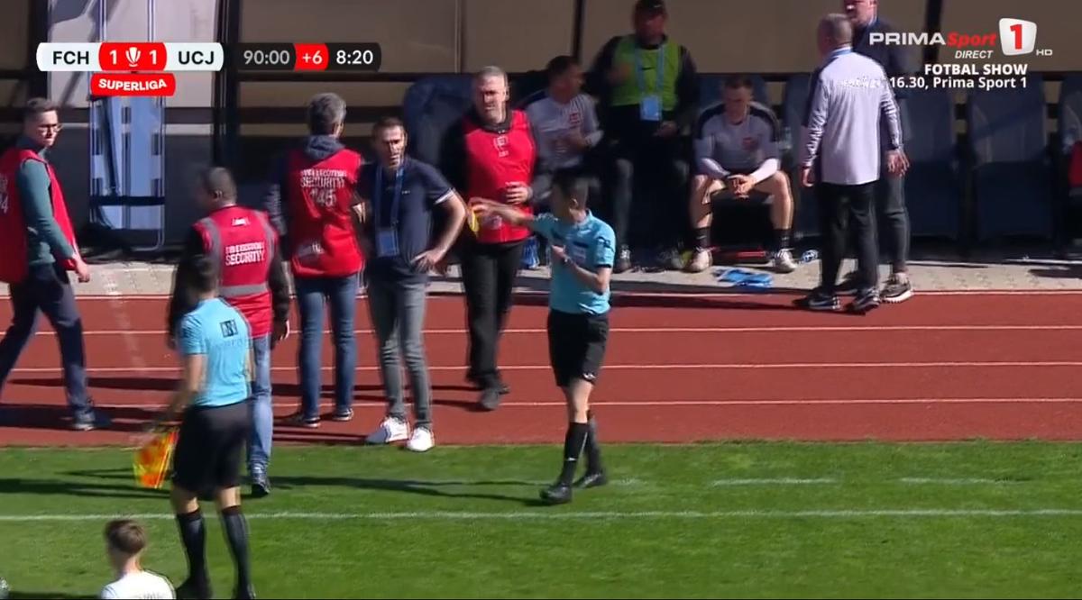 U Cluj smulge un punct la ultima fază pe terenul lui Hermannstadt după un gol de senzație! A plouat cu „roșii” la final, după o BĂTAIE generală » Cum arată clasamentul ACUM în play-out