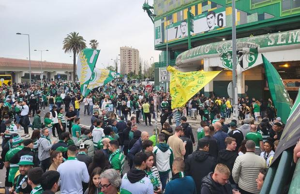 Gazeta a asistat la Sporting - Benfica, derby-ul de titlu din Portugalia »  Cum arată Lisabona într-o zi de derby: baruri pline și zero incidente
