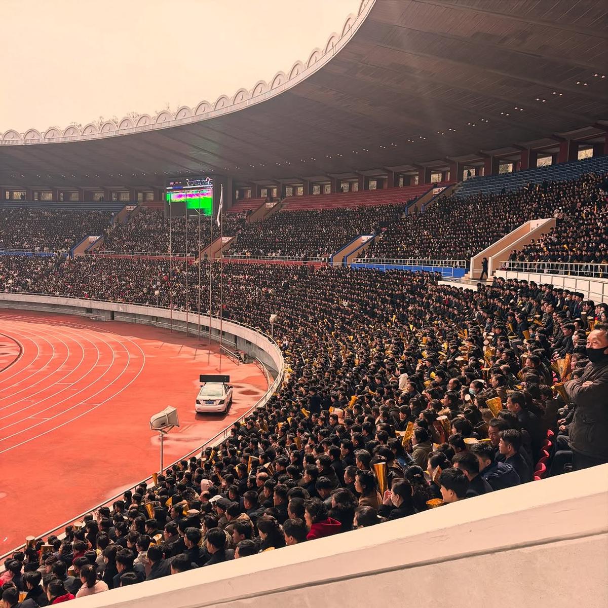 Un român din Brașov a participat la maratonul din Coreea de Nord » Peste 50.000 de oameni l-au așteptat disciplinați pe stadionul din Phenian