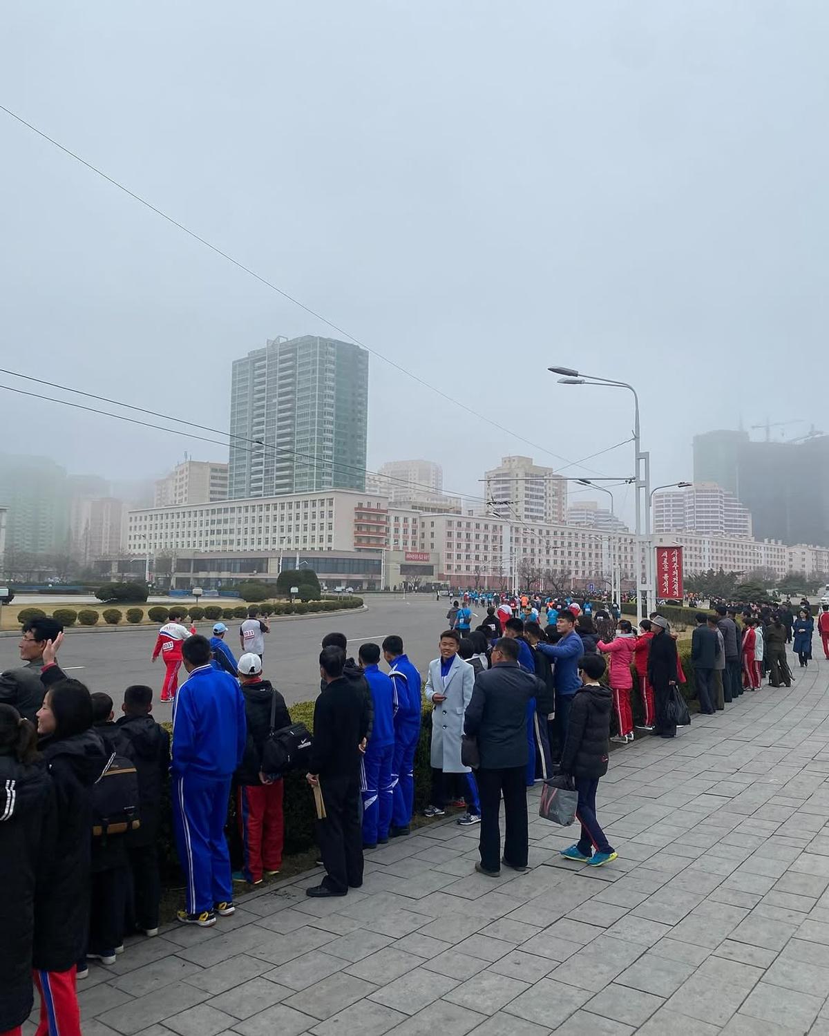 Un român din Brașov a participat la maratonul din Coreea de Nord » Peste 50.000 de oameni l-au așteptat disciplinați pe stadionul din Phenian