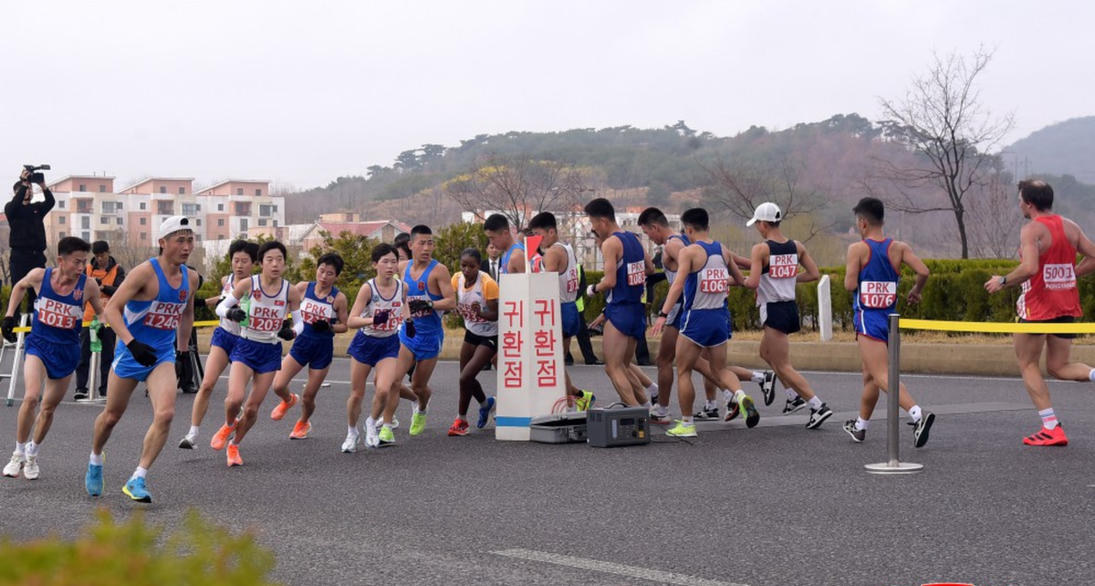 Un român din Brașov a participat la maratonul din Coreea de Nord » Peste 50.000 de oameni l-au așteptat disciplinați pe stadionul din Phenian